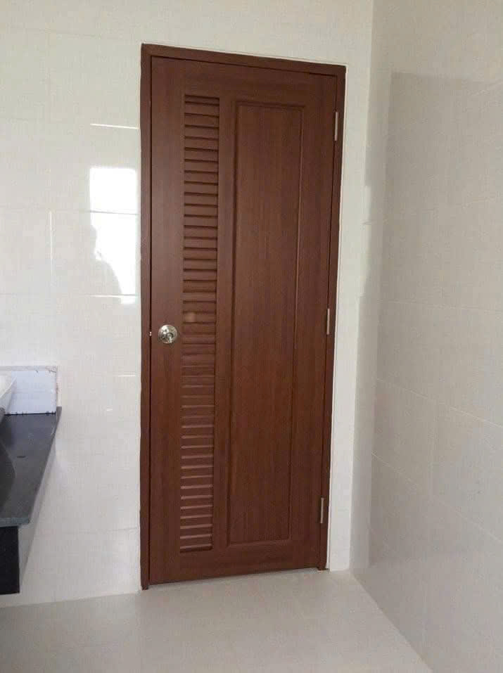 CUA NHUA NHA VE SINH TP 02